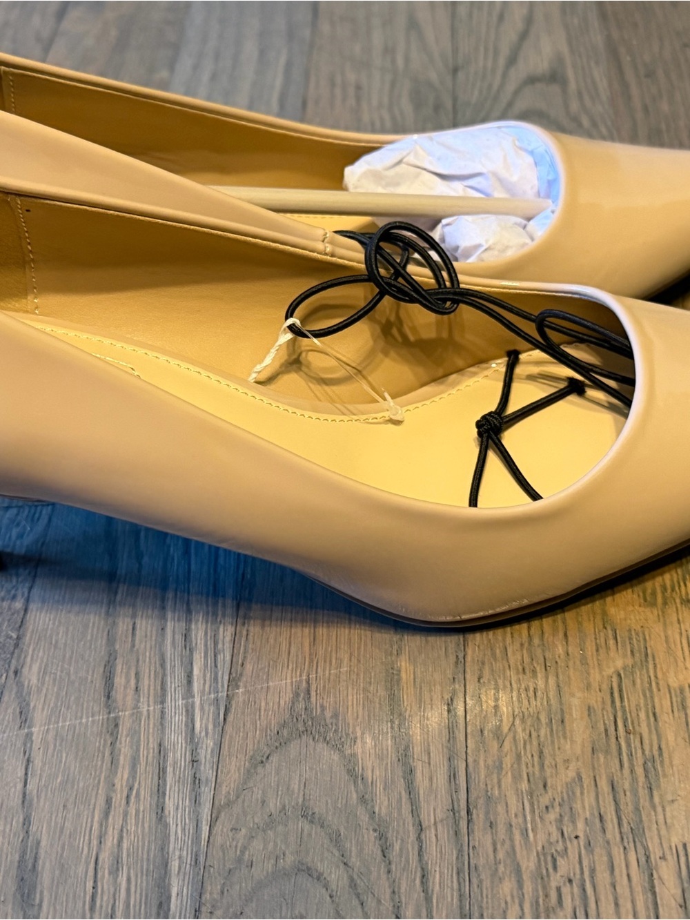 Liz Claiborne beige Patent Pointed-Toe heels - Picture 2 of 5